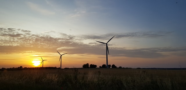 Hypnose og hypnoterapi i Randers. Hypnose mod angst og fobi, rygestop m.m. Foto af vindmøller. Photo by Julius Christensen on Unsplash