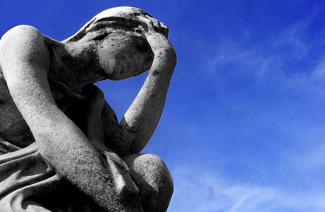 Hypnose mod smerter. Statue med hovedpine. Headache by threephin - https://flic.kr/p/4w3tvQ [CC BY-SA 2.0 (http://creativecommons.org/licenses/by-sa/2.0)], via Wikimedia Commons
